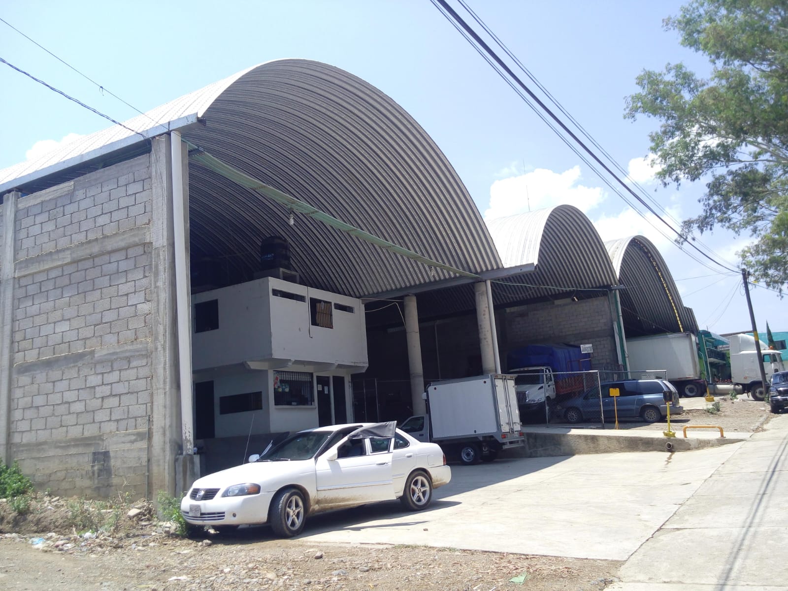 Arcotechos paralelos para espacio industrial