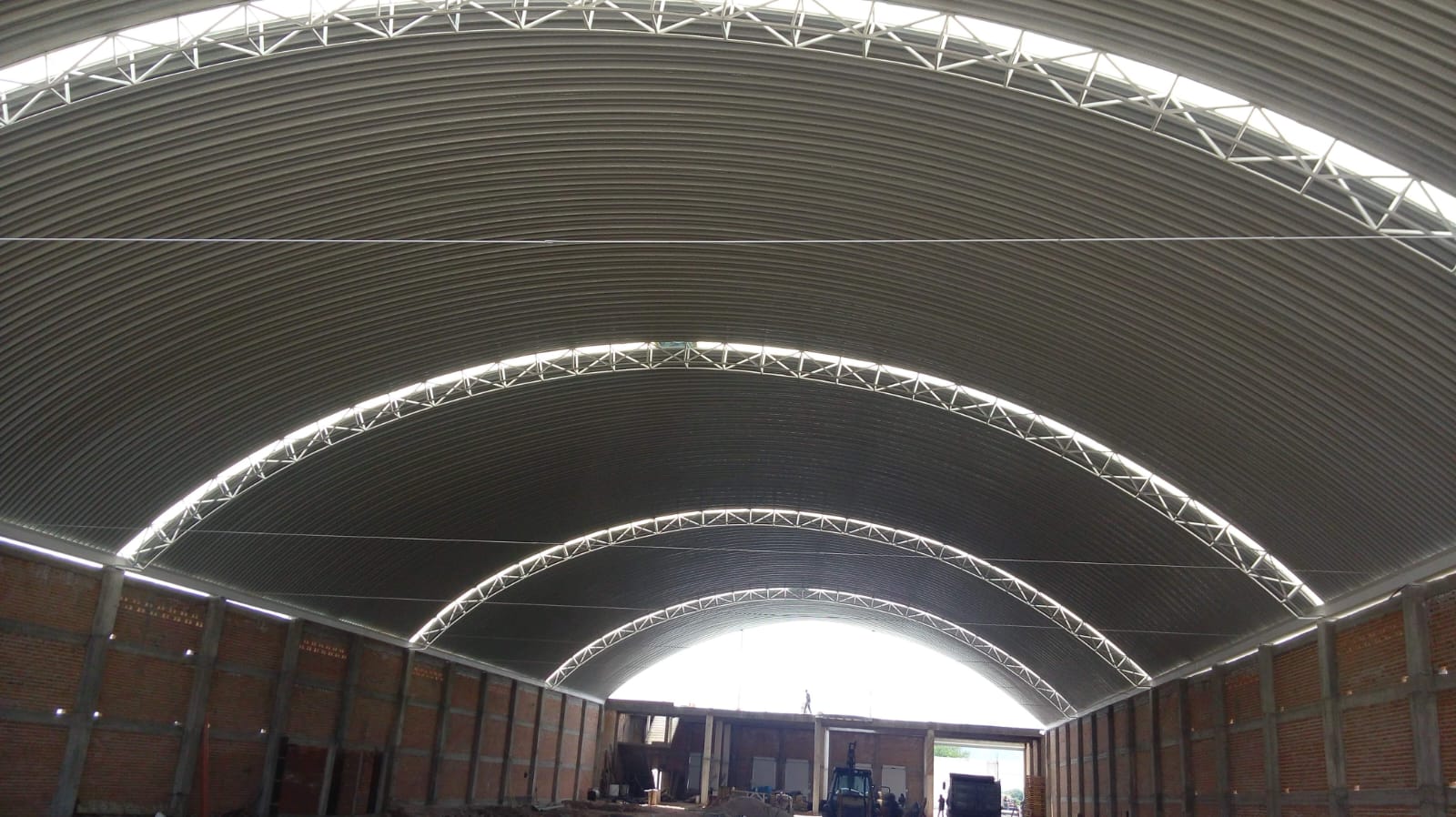 Interior de nave con arcos estructurales metálicos
