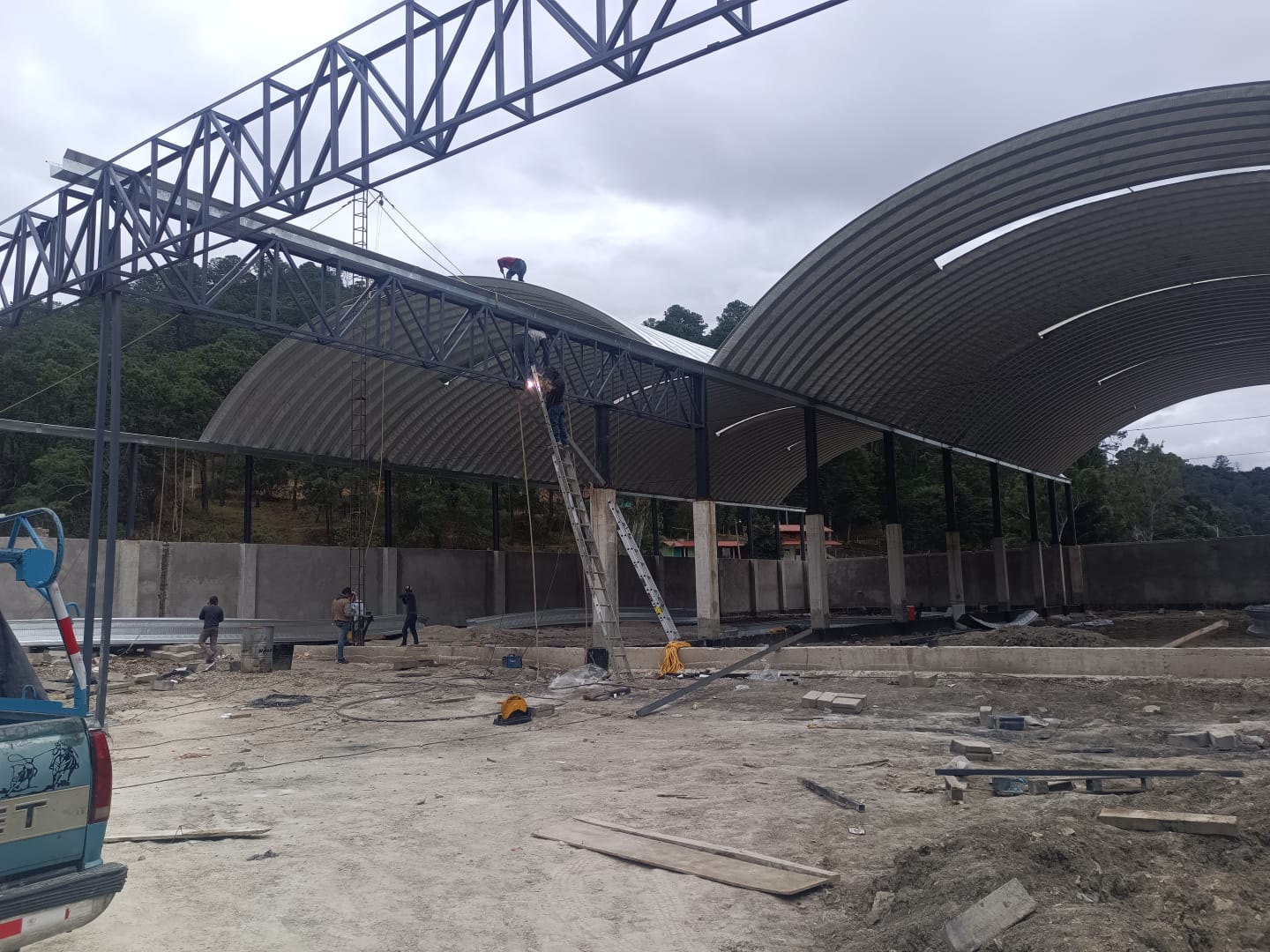 Cubierta curva instalada en espacio público