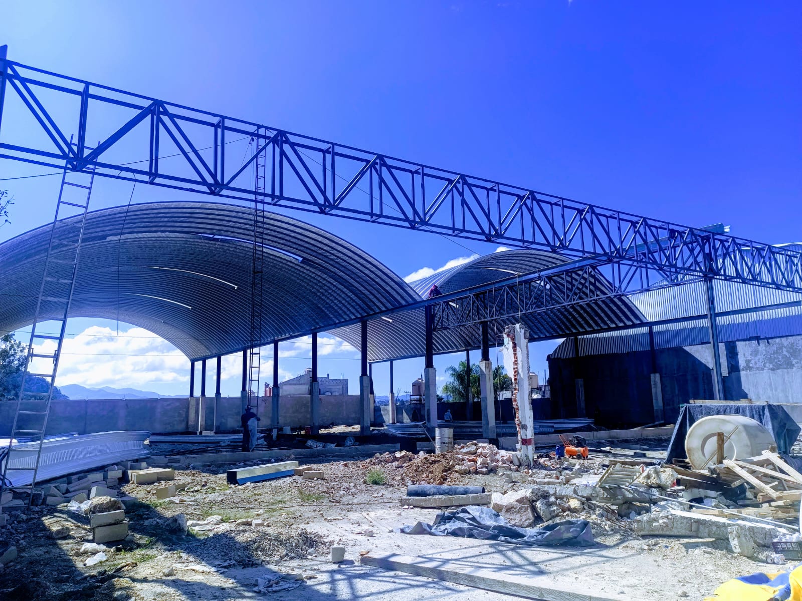 Arcotecho terminado sobre estructura metálica