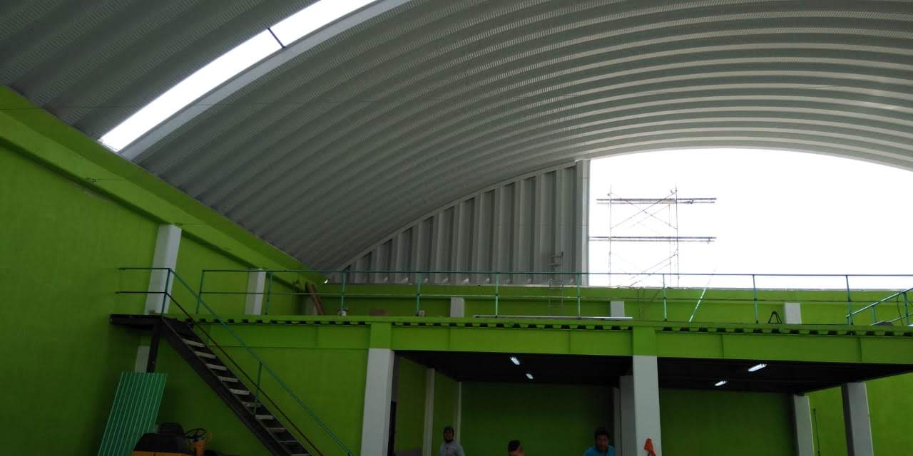 Trabajos de instalación de cubierta curva