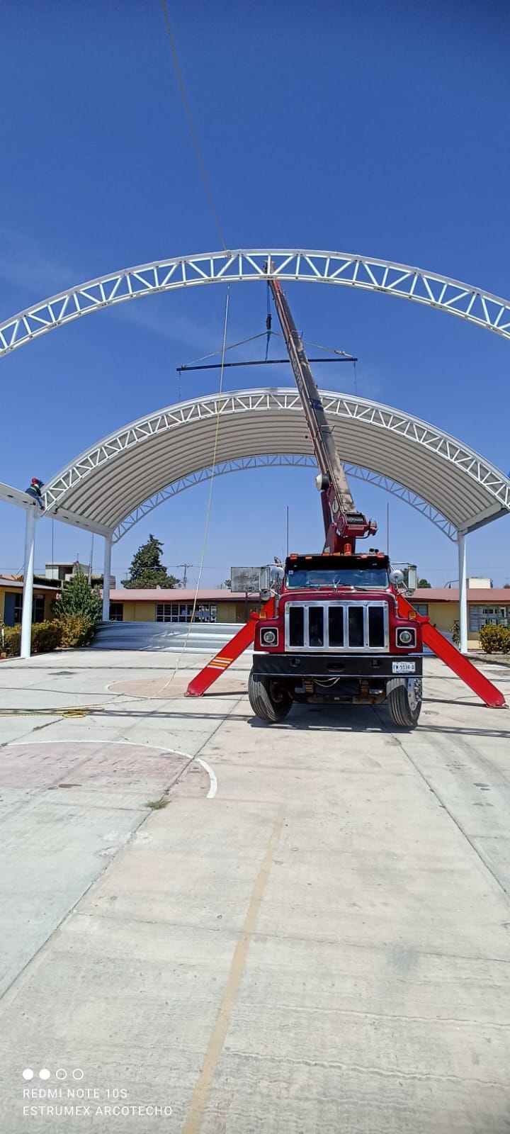 Arcotecho instalado sobre columnas de acero
